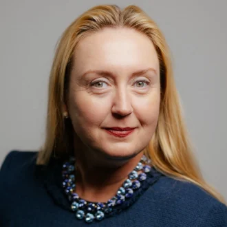 Angela Kominek headshot